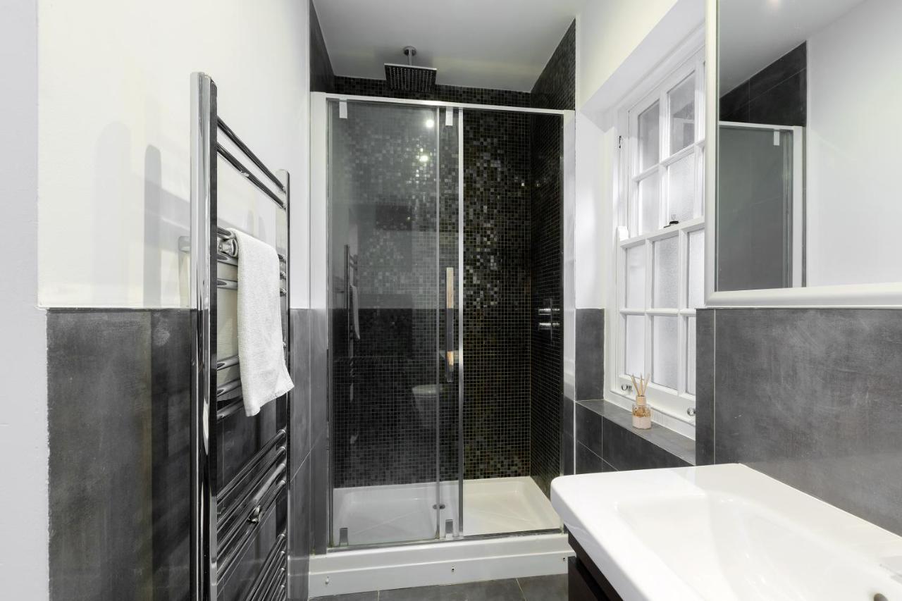 Spacious 4 Bedrooms Flat In New Oxford Street Apartment London